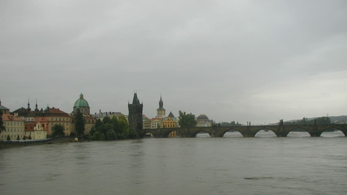 Karlův most v Praze při povodni v roce 2002