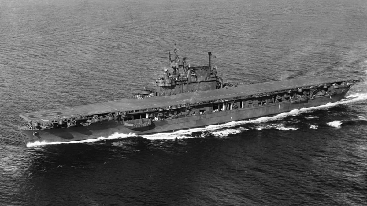 USS Enterprise (CV-6) na zkušební plavbě po opravách v Puget Sound Naval Shipyard, Washington (13. září 1945)