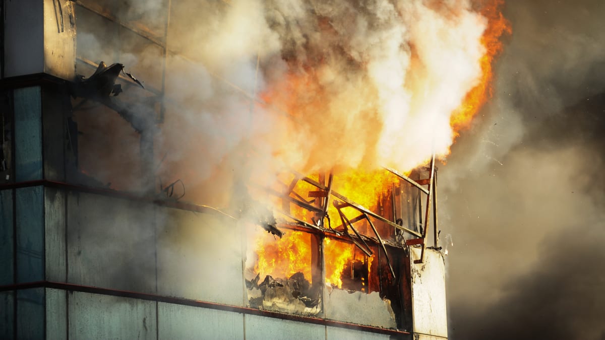 Skleněné peklo v pobobě požáru výškového domu propuklo v Londýně