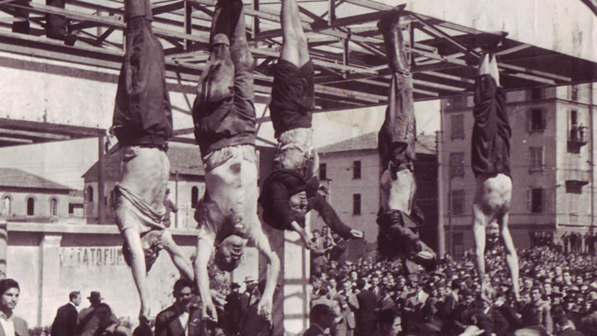 Mussoliniho konec (Mussolini druhý zleva)