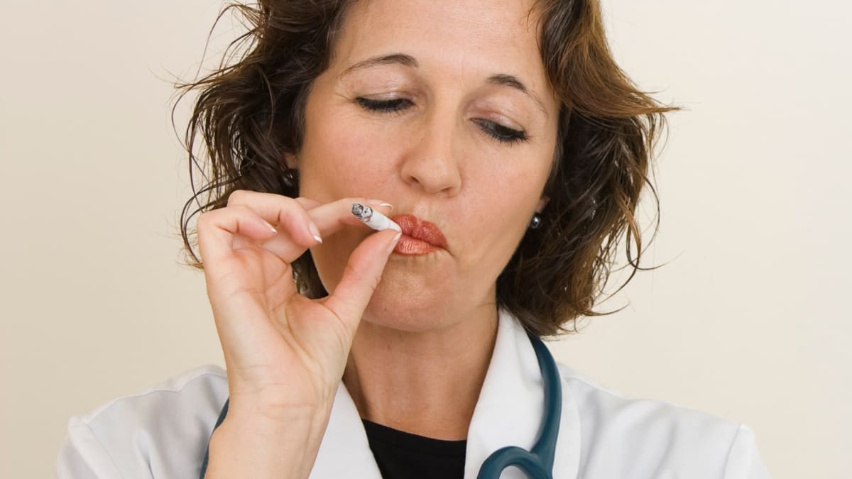 Dovede si představit, že by vám lékař foukal kouř do konečníku?