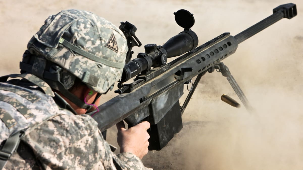 Protimateriálová puška Barrett M82 v akci (ilustrační fotka)