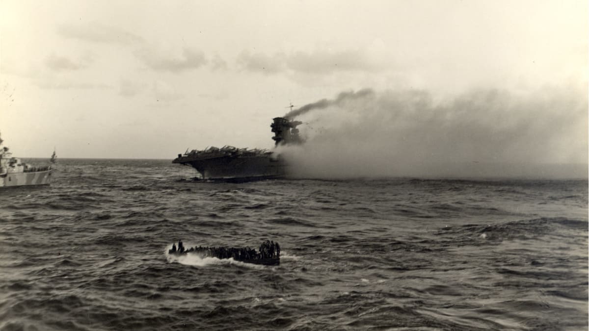 Posádka opouští hořící USS Lexington během bitvy v Korálovém moři 8. května 1942