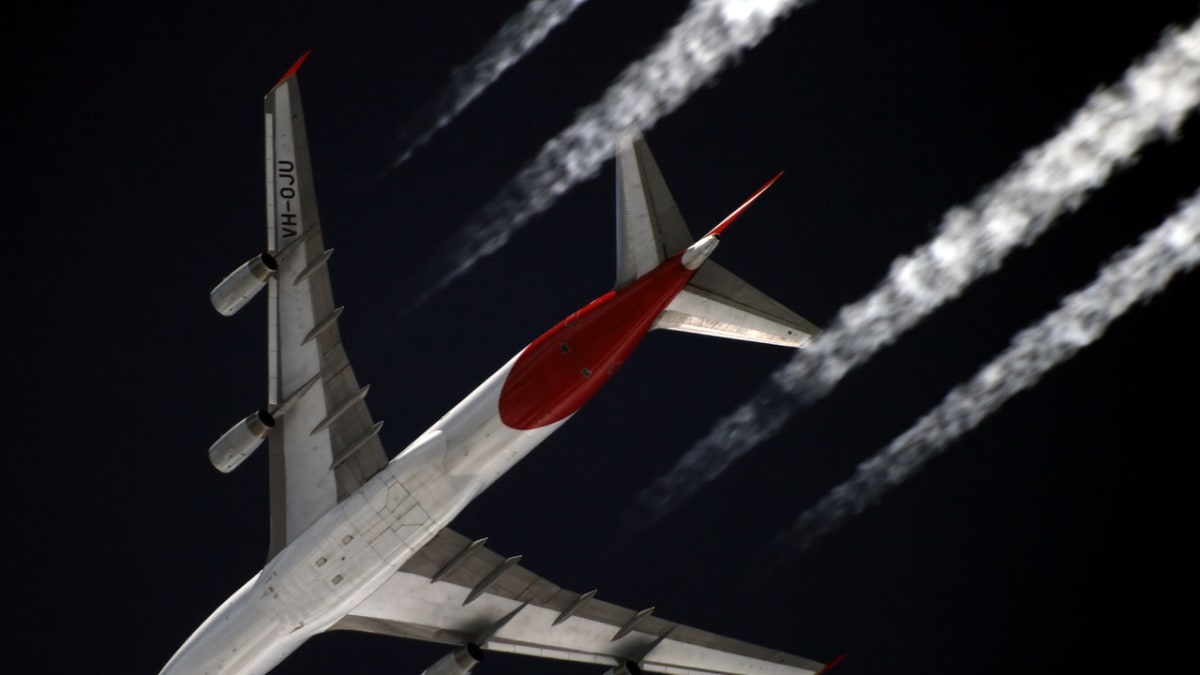 Boeing 747-400 aerolinek Qantas zanechává kondenzační stopy při přeletu Moskvy ve výšce 11 kilometrů.