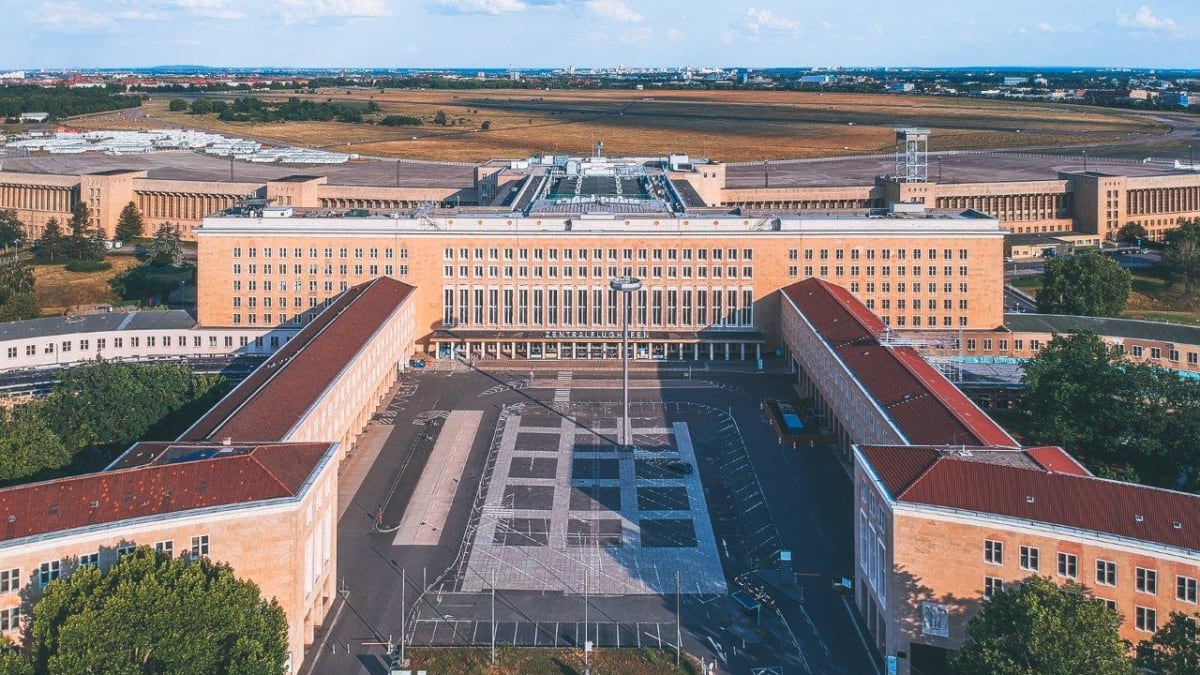 Komplex budov letiště Tempelhof v centru Berlína