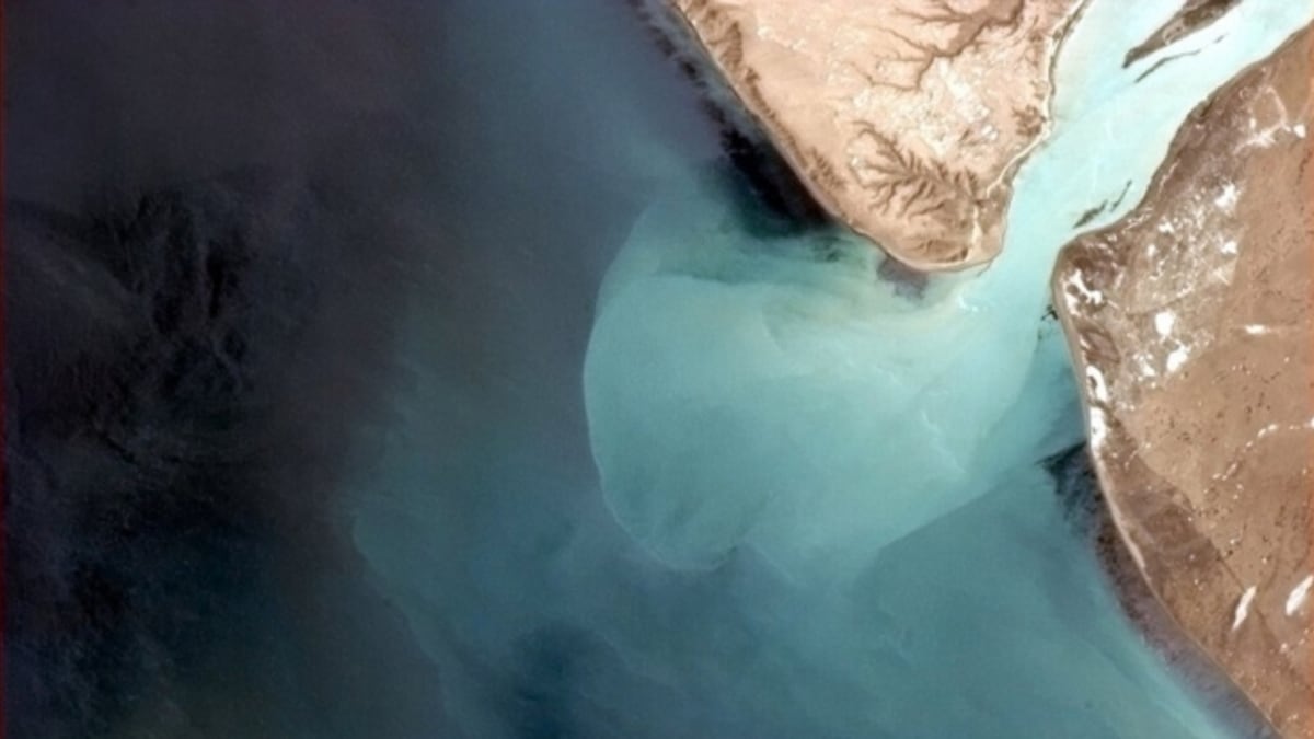 Chladná voda z argentinských ledovců vtéká do tmavšího Atlantického oceánu v Jižní Americe.