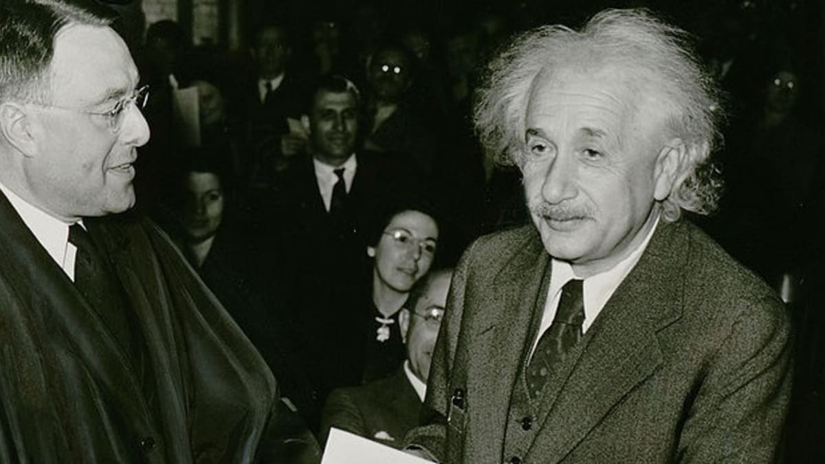 Vymyslel Einstein teorii relativity v Praze? Pravda o nejslavnější rovnici světa