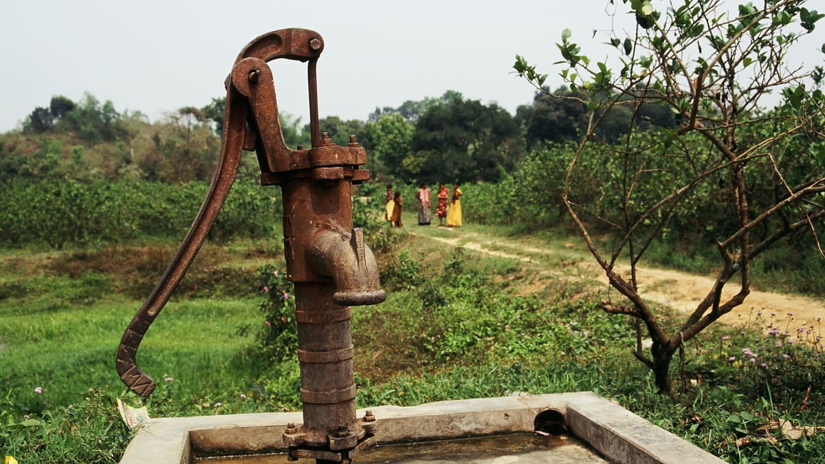 Rezavá pumpa v Bangladéši je napojená na zdroj vody kontaminované arzénem