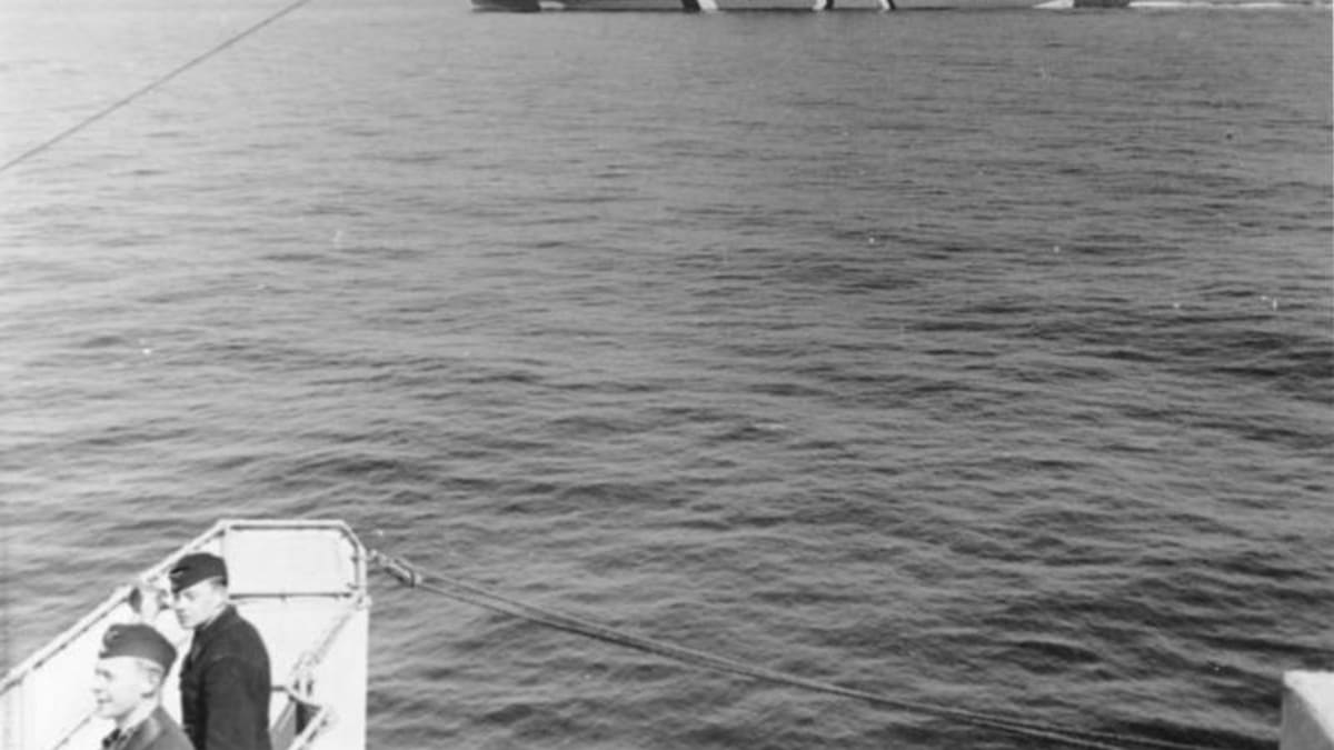 Bismarck vyfotografovaný z lodi Prinz Eugen na Baltu na začátku operace Rheinübung