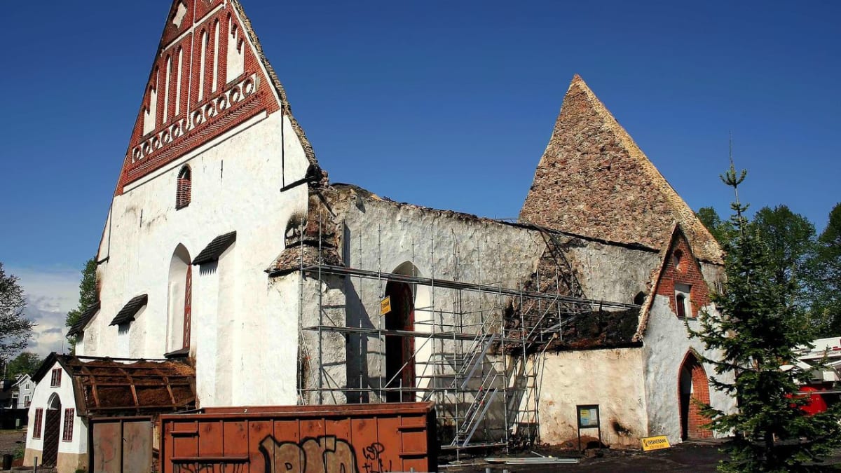 Katedrála v Porvoo po žhářském útoku v roce 2006 