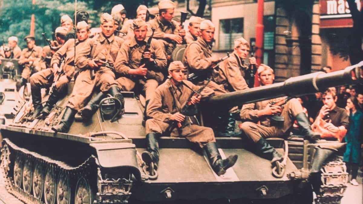 Sovětští vojáci na samohybém děle ASU-85
