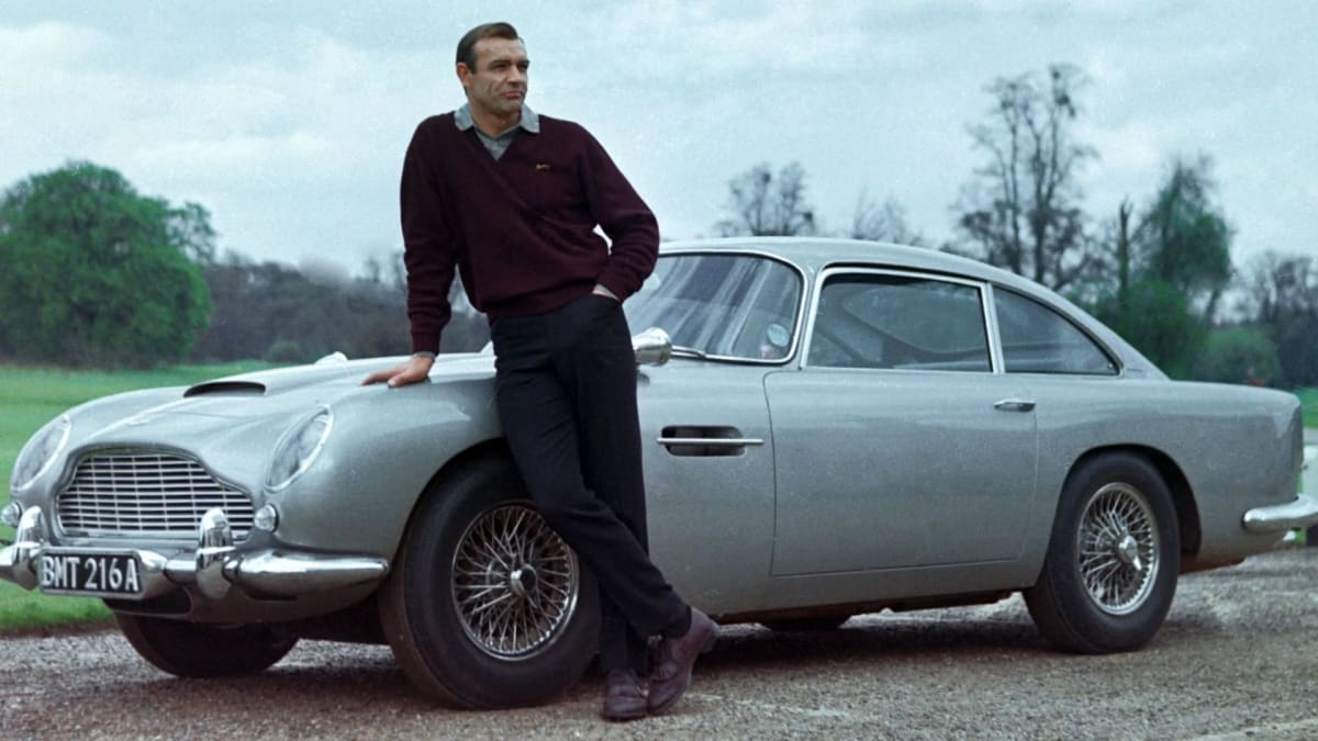 James Bond a jeho Aston Martin DB5 main