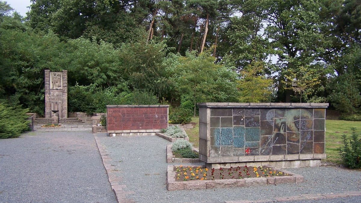  Pomník věnovaný 194 zde popraveným osobám