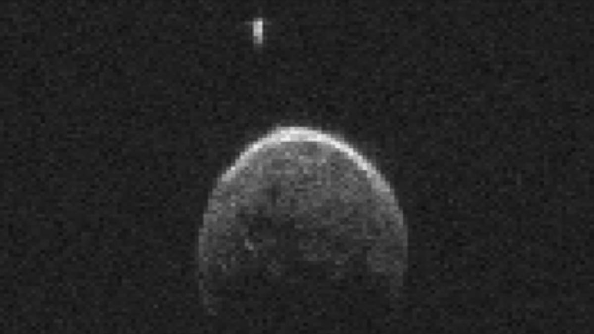 Asteroid 2004 BL86 doprovází malý měsíc.