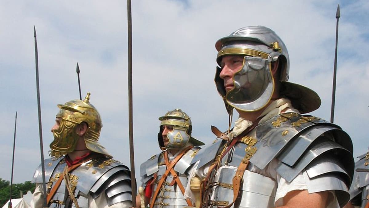 Moderní rekonstrukce římských legionářů s plátovou zbrojí (lorica segmentata)