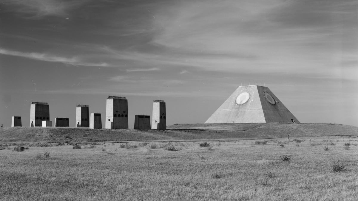 Hrozivá budova opuštěného protiraketového komplexu v Nekoma, Severní Dakota