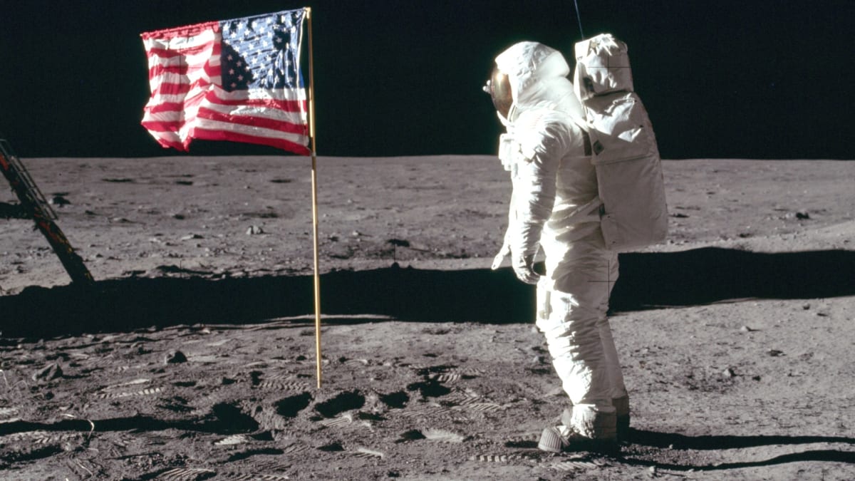 Buzz Aldrin salutuje americké vlajce na Měsíci