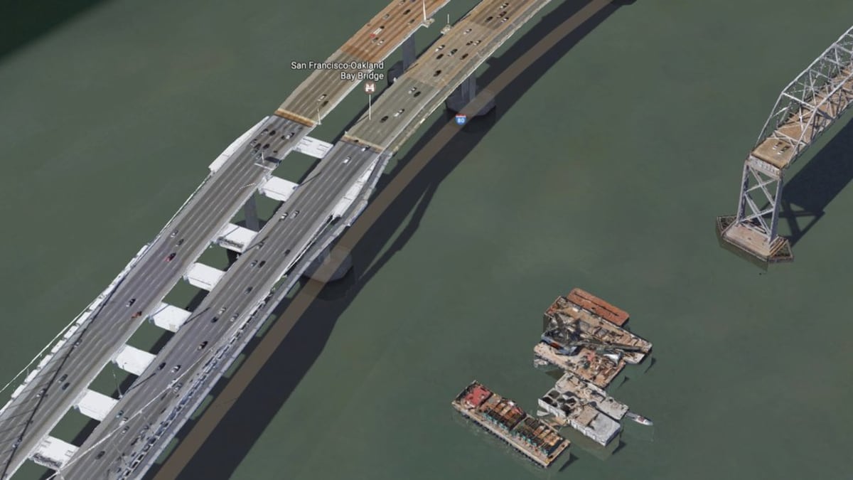 Takhle vypadá koexistence dvou mostů v Sanfranciské zátoce na satelitní mapě Google - původní most je vpravo