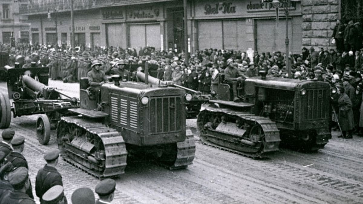 Rudá armáda projíždí 22. září 1939 dobytým Lvovem