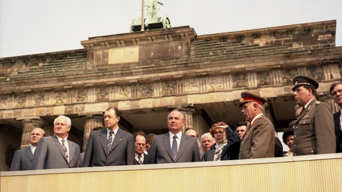 Michail Gorbačov (uprostřed) během návštěvy berlínské zdi v roce 1986