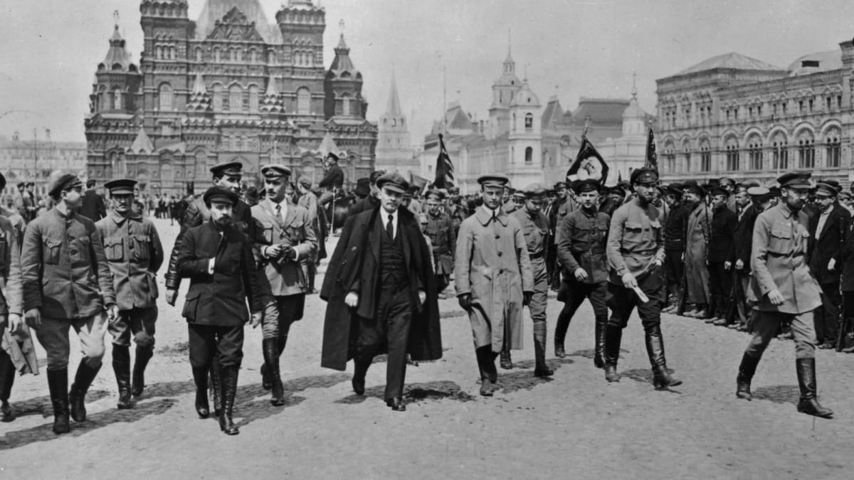 Lenin v čele bolševiků na Rudém náměstí v roce 1919