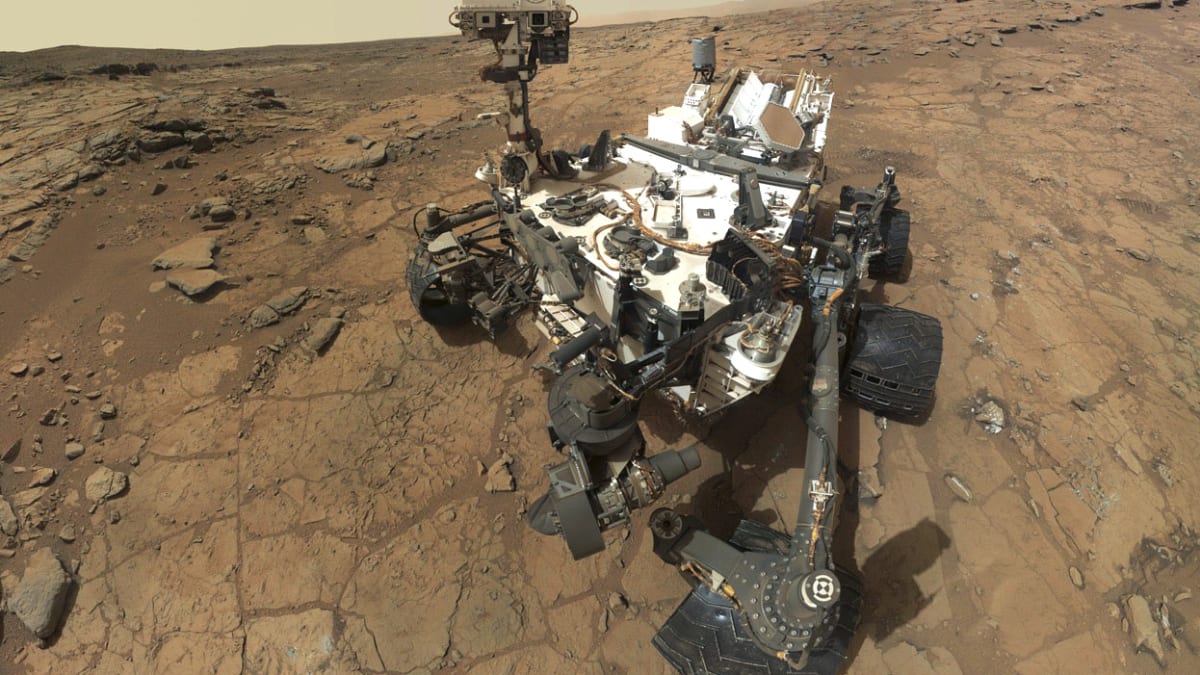 Curiosity zkoumající povrch Marsu