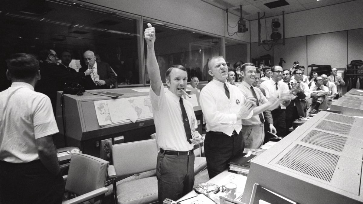 Personál řídícího střediska v Houstonu jásá po úspěšném přistání návratového modulu Apollo 13