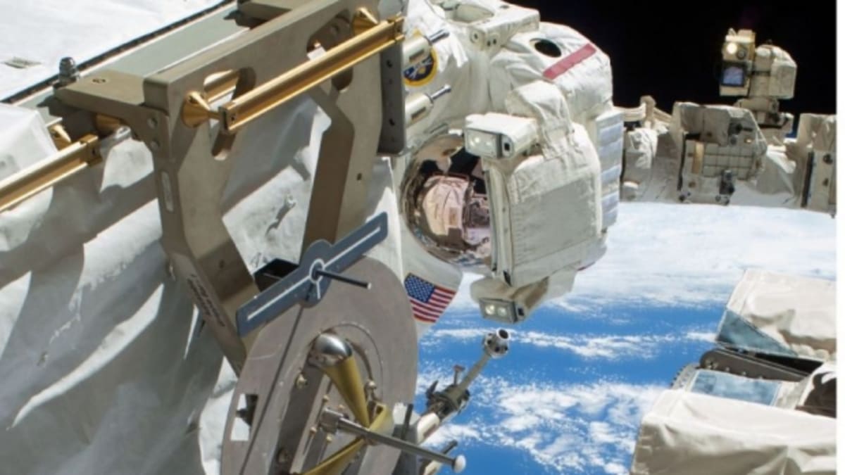 Velitel posádky Oleg Kotov a letecký inženýr Sergej Rjazanskij z ruského Roskosmosu uskutečnili šestihodinový výstup do volného kosmu, během kterého instalovali několik kamer na plošinu Zvězdy, ruského služebního modulu Mezinárodní vesmírné stanice (ISS).