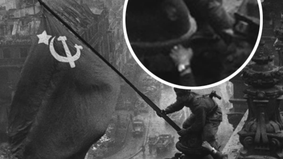 Red_army_soldiers_raising_the_soviet_flag_on_the_roof_of_the_reichstag_with_two_Watchs
