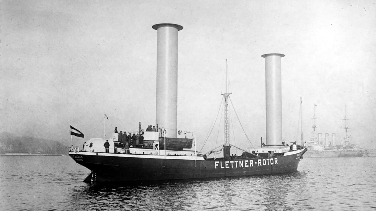 Loď Buckau s větrnými rotory