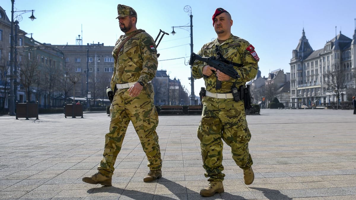 Maďarští vojáci už nehlídkují jen v ulicích, začali obsazovat i strategické firmy