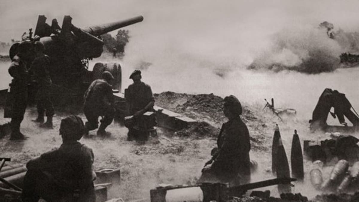 Dělostřelectvo bombarduje německé pozice poblíž Caen roku 1944