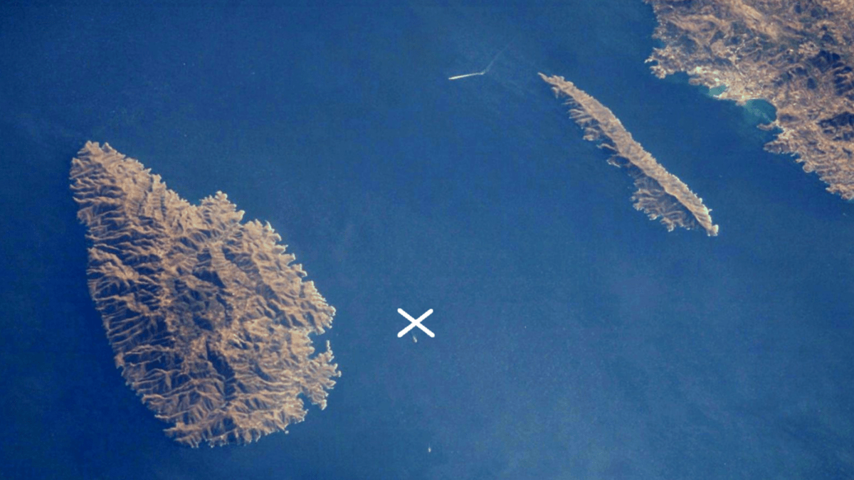Místo, kde leží vrak Britannicu - vlevo je ostrov Kea