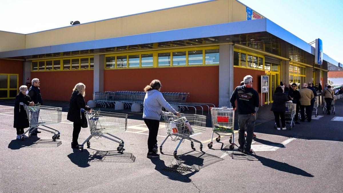 Italové čekají ve frontě u supermarketu nedaleko Říma