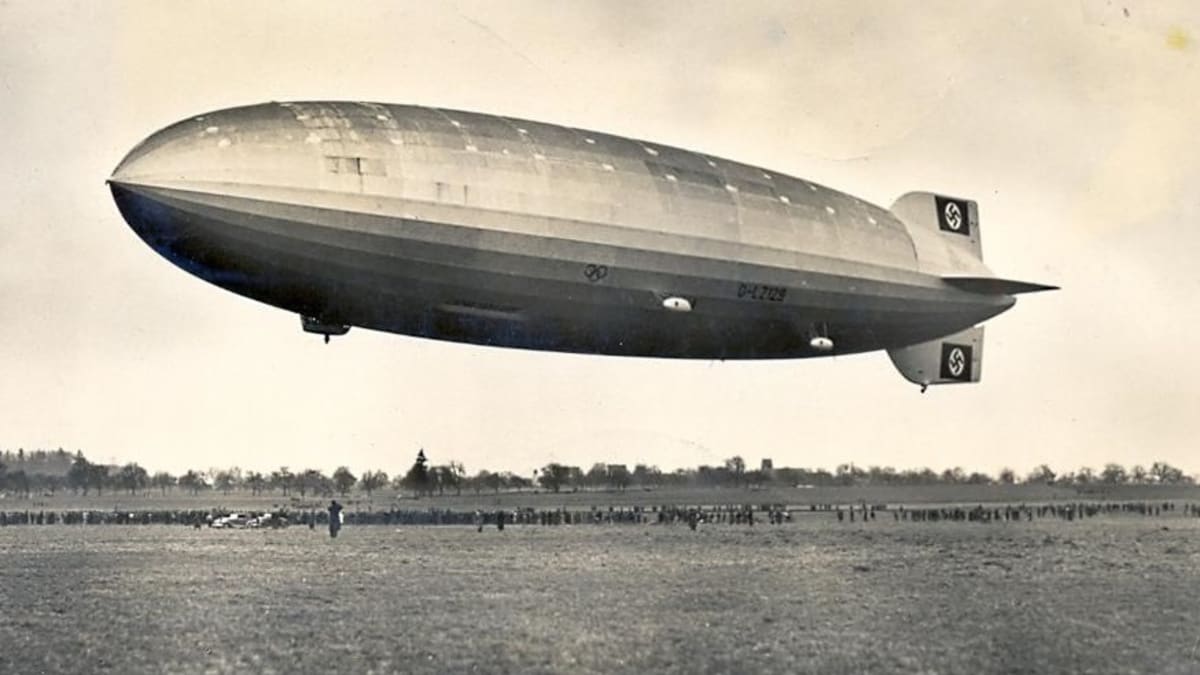 Vzducholoď Zeppelin na pohldnici z roku 1936