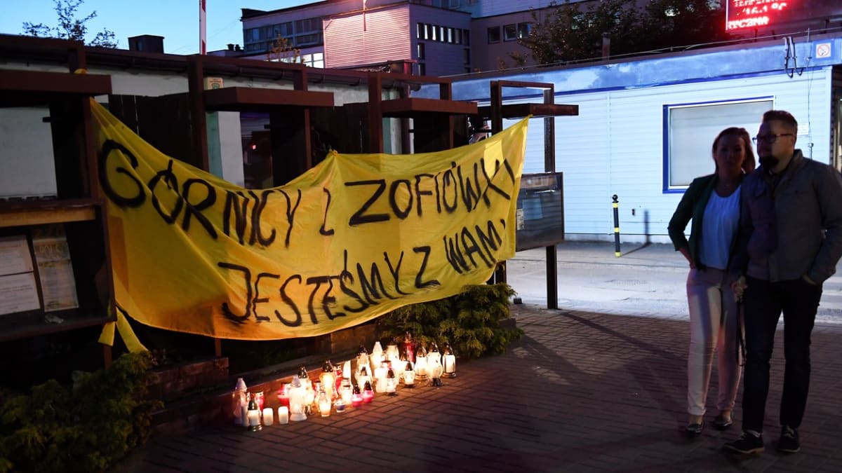 Neštěstí v polském černouhelném dole Zofiówka si podle polských médií vyžádalo mezi horníky nejméně čtyři mrtvé. 