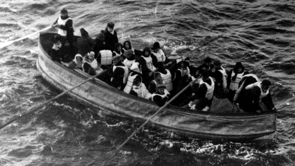 Do záchranných člunů se prý muži snažili dostat v převleku za ženy