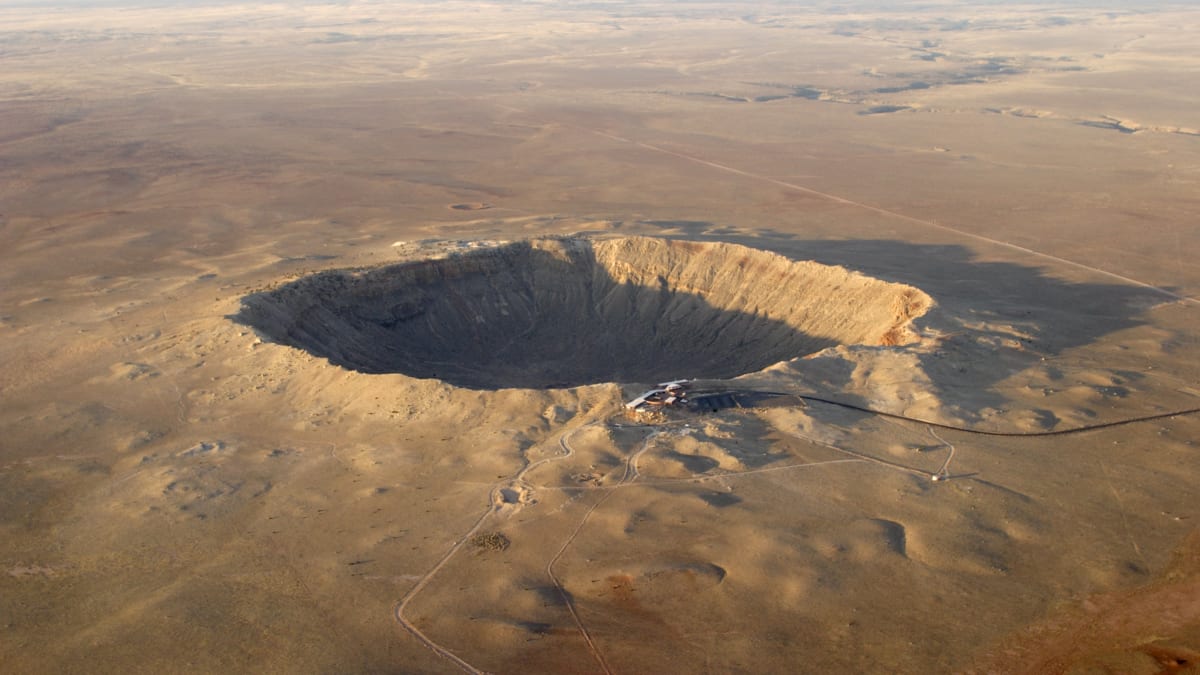 Žádný kráter po dopadu vesmírného tělesa výzkumnící neobjevili (na snímku Barringerův kráter v Arizoně)
