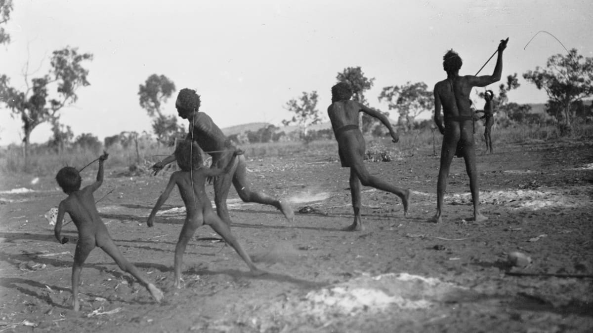 Hrající si původní obyvatelé Austrálie