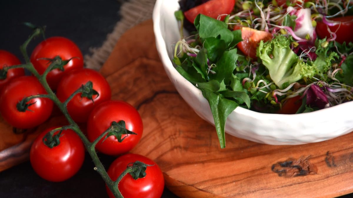 zeleninový salát a rajčata