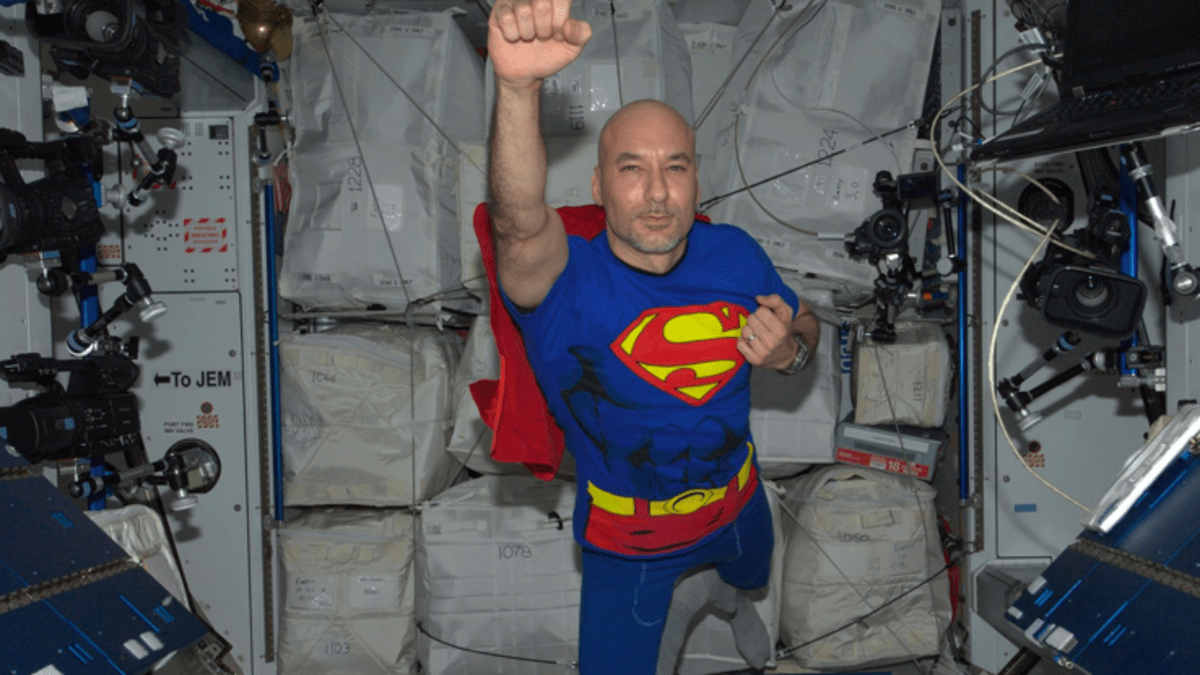 Luca Parmitano si nejprve hrál na ISS na Supermana - a pak se málem utopil ve vlastním skafandru...
