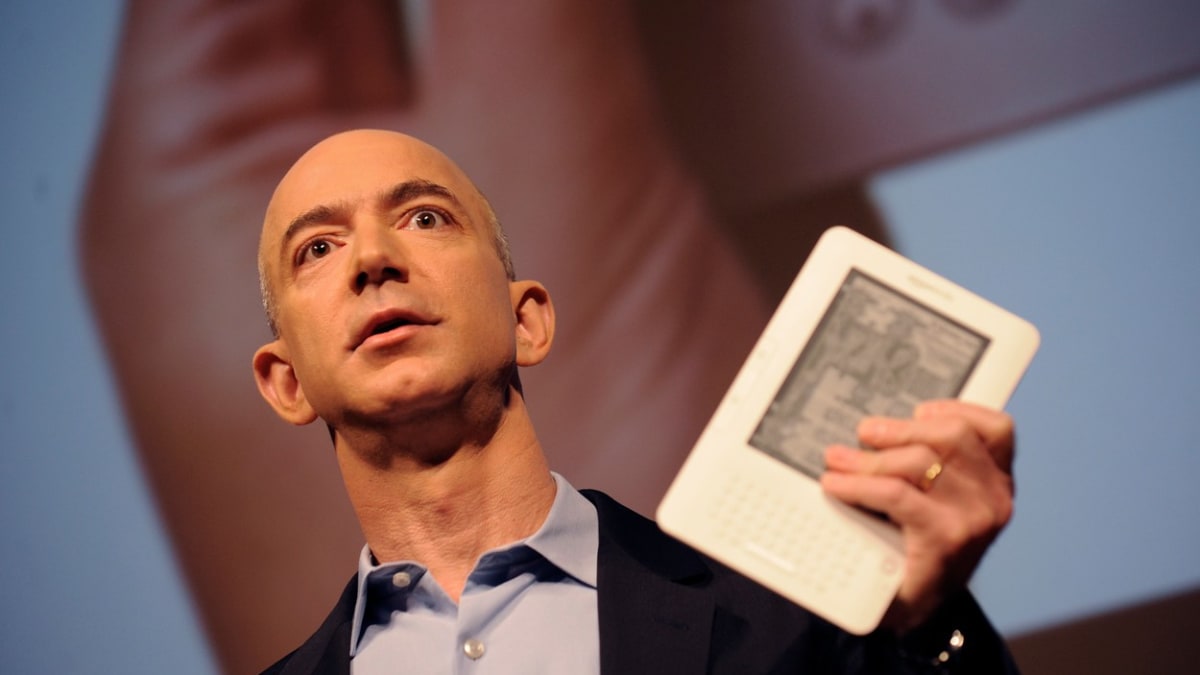 Jeff Bezos při představení své čtečky Kindle 2 v roce 2009