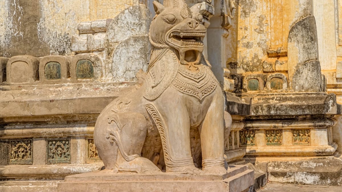 Bagan_sochy u velkých chrámů