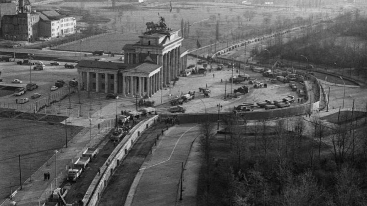 Brandenburská brána obklopená Berlínskou zdí
