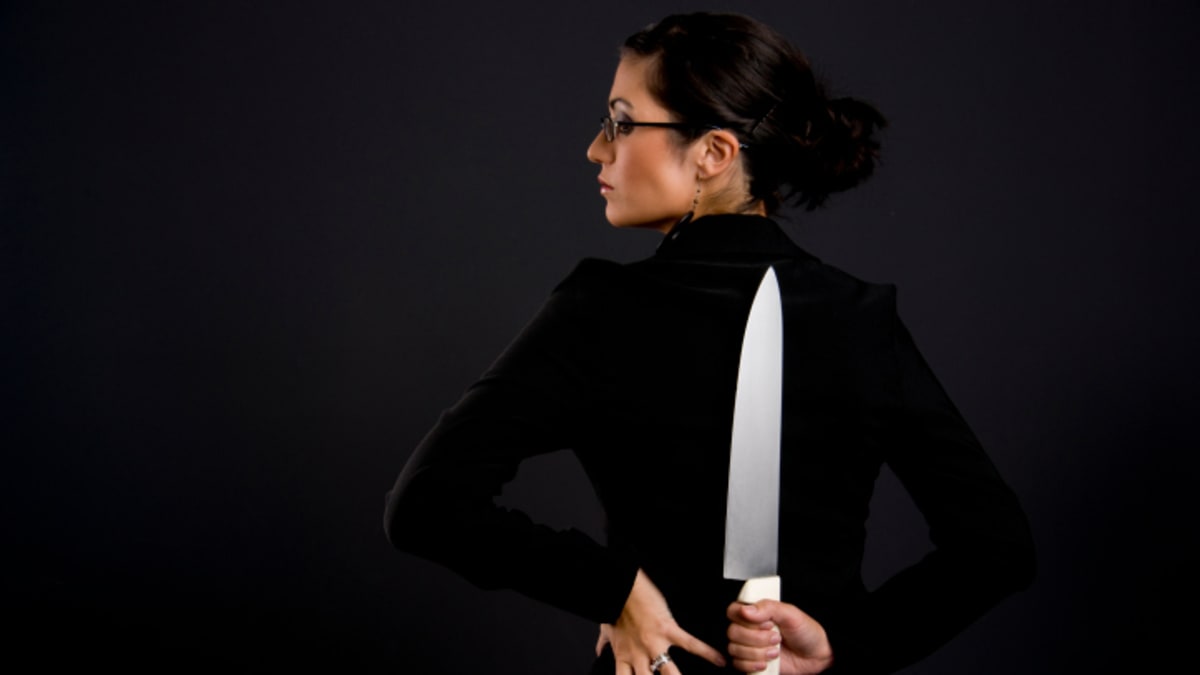Žena s nožem za zády