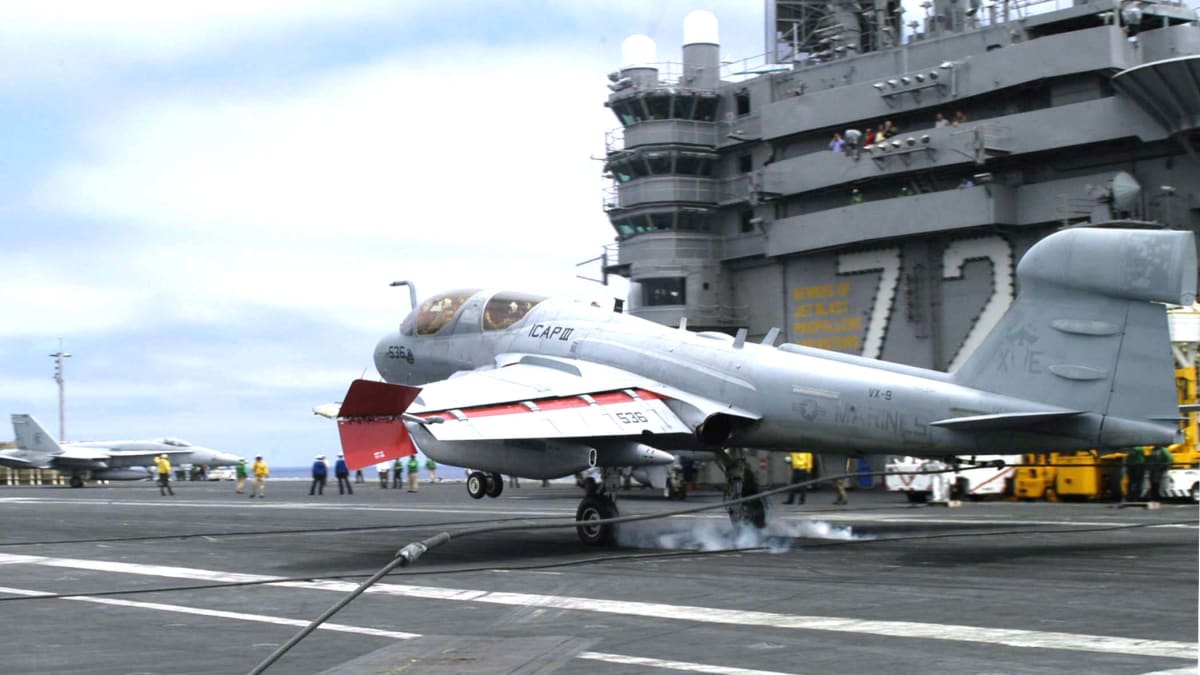 Zachycení brzdícího lana přistávacím hákem EA-6B Prowler na USS Abraham Lincoln