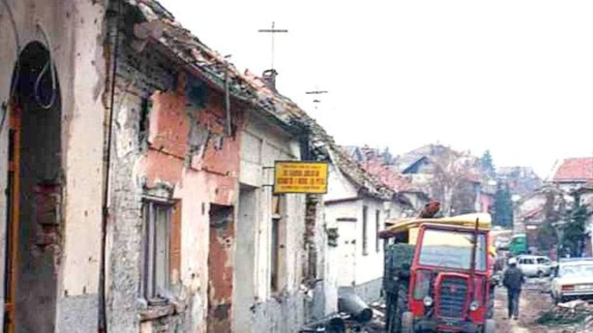 Ulice Vukovaru po jeho dobytí jugoslávskou armádou. Město se vrátilo zpět pod Chorvatskou správu až v roce 1998