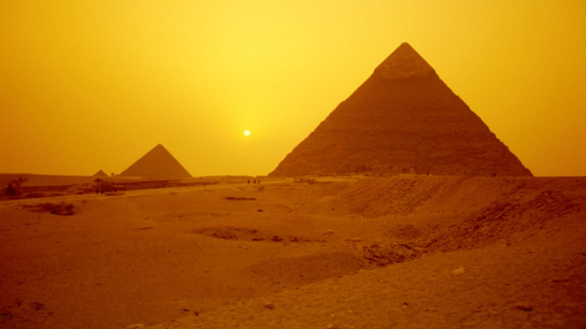 Pyramidy v západu Slunce