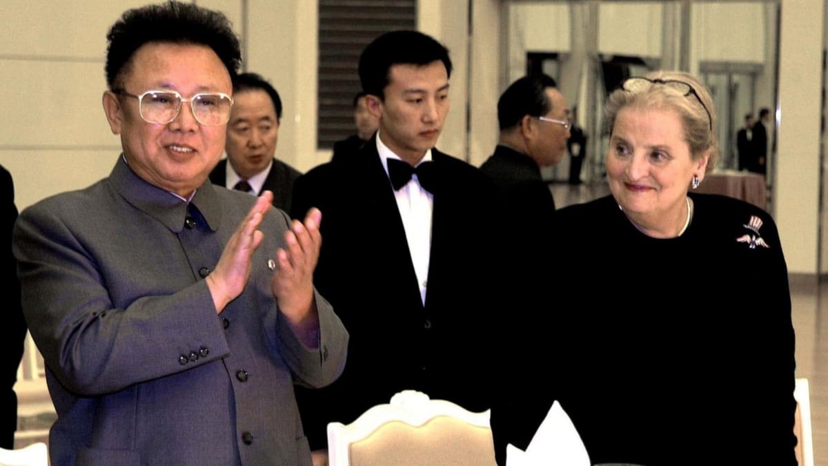 Na setkání s Kim Čong-ilem si Madeleine Albrightová vzala přísně americký špendlík
