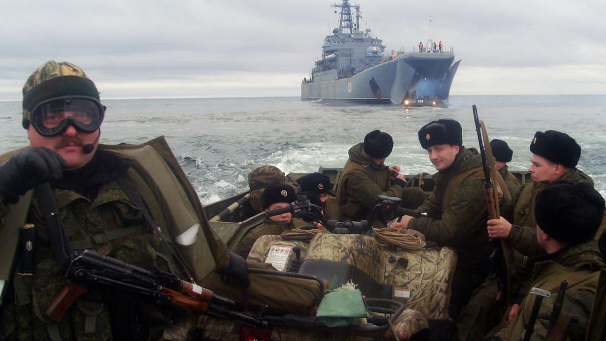 Ruský obojživelný výsadek přistává na Novosibiřských ostrovech